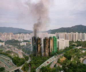 To najtragiczniejszy pożar w Hongkongu od dziesięcioleci. Bilans ofiar wzrósł do 94. Strażacy muszą przeszukać 2 tysiące mieszkań