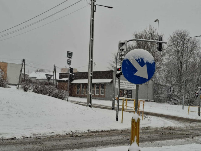 Atak zimy w Świętokrzyskiem. Śnieg i trudne warunki drogowe 23 Listopada 2025