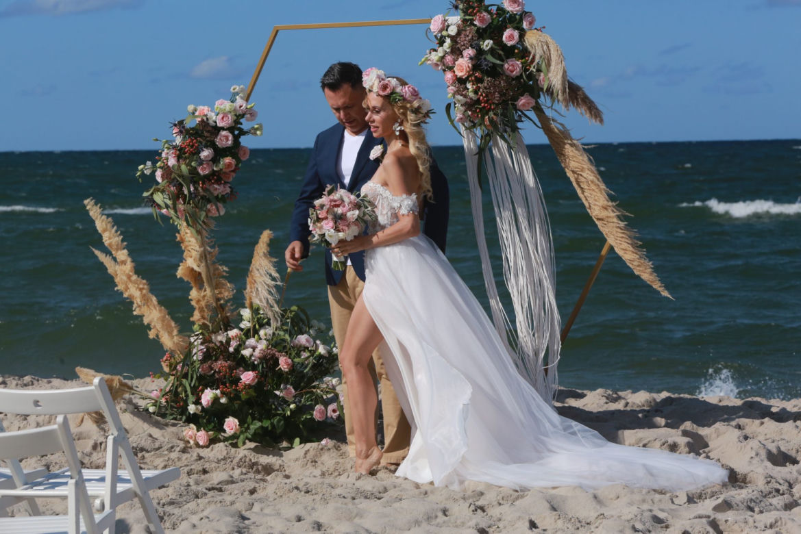 Małgorzata Opczowska wzięła ślub z Jackiem Łęskim na plaży