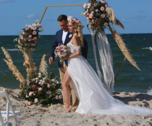 Małgorzata Opczowska wzięła ślub z Jackiem Łęskim na plaży