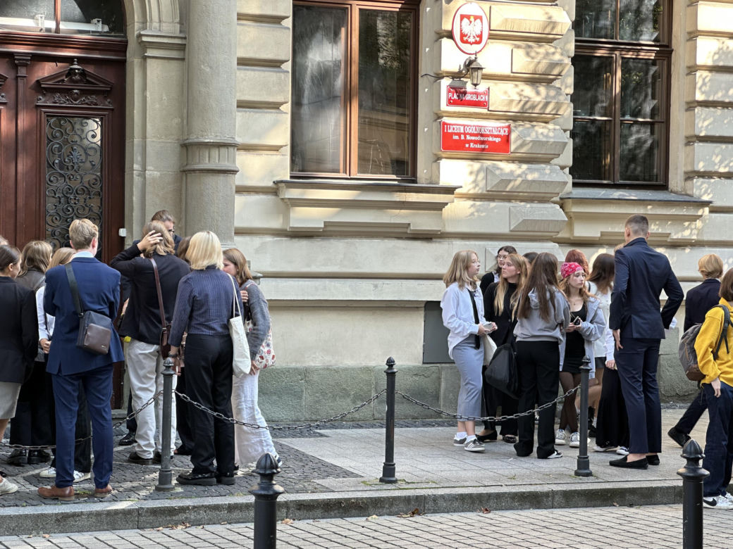 Uczniowie I Liceum Ogólnokształcącego im. Bartłomieja Nowodworskiego rozpoczęli rok szkolny 2023/2024