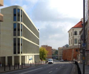 Motel One w Warszawie stanie naprzeciwko Muzeum Chopina. Obecnie znajduje się tu pawilon z czasów PRL-u. Inwestorem jest firma Tamex Inwestycje