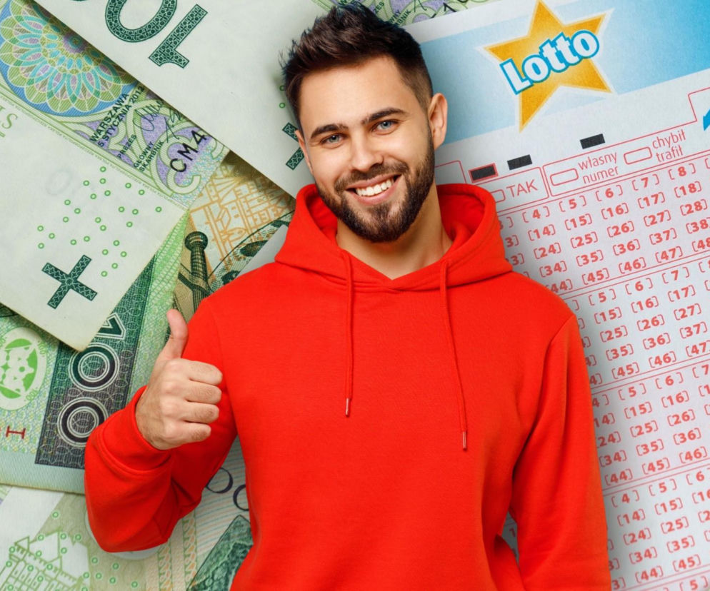 Uśmiechnięty mężczyzna w czerwonej bluzie pokazuje kciuk w górę na tle banknotów i kuponu Lotto. Czytaj w SE Szczecin.