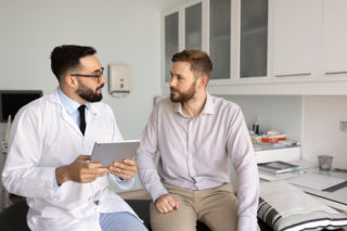 Rak jelita grubego u młodych? Lekarz rozwiewa wątpliwości i podpowiada, na co uważać