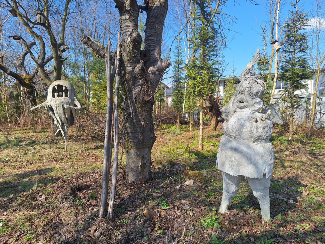 Surrealistyczne rzeźby zdobią ogród. Budzą niepokój i ciekawość