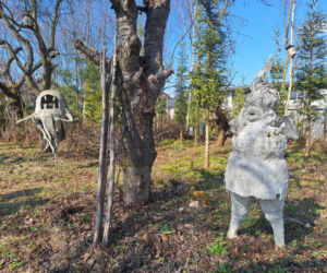 Surrealistyczne rzeźby zdobią ogród. Budzą niepokój i ciekawość