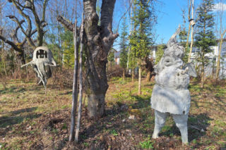 Surrealistyczne rzeźby zdobią ogród. Budzą niepokój i ciekawość