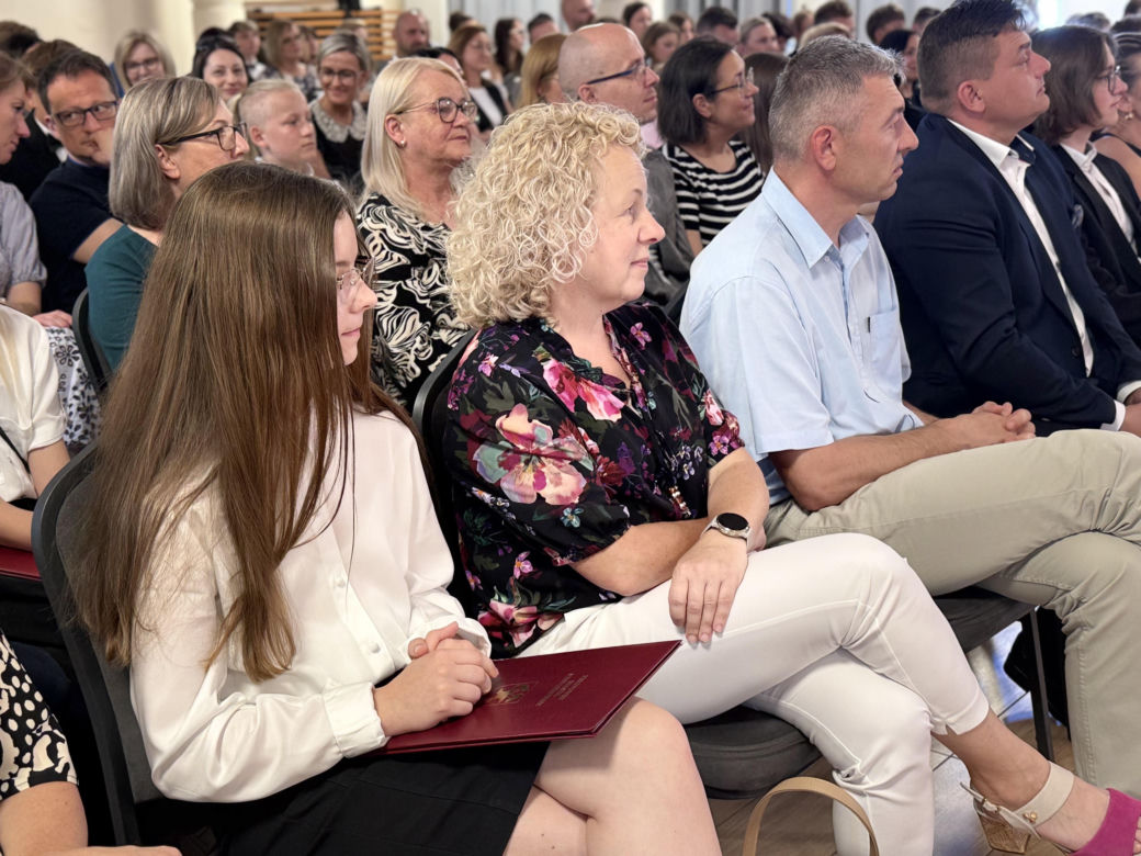 Młode talenty ze Starachowic nagrodzone. Prezydent Marek Materek wręczył stypendia za wybitne wyniki