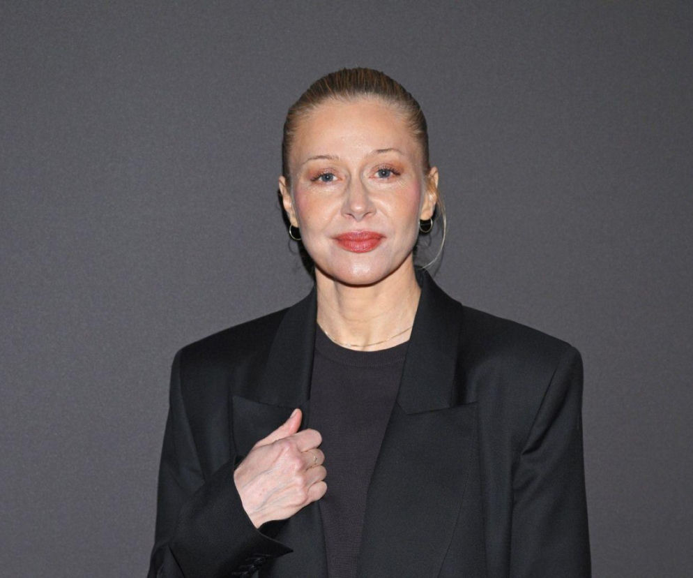 Aktorka Katarzyna Warnke w czarnej marynarce i gładko upiętych włosach. O jej metamorfozie przeczytasz na Eska.