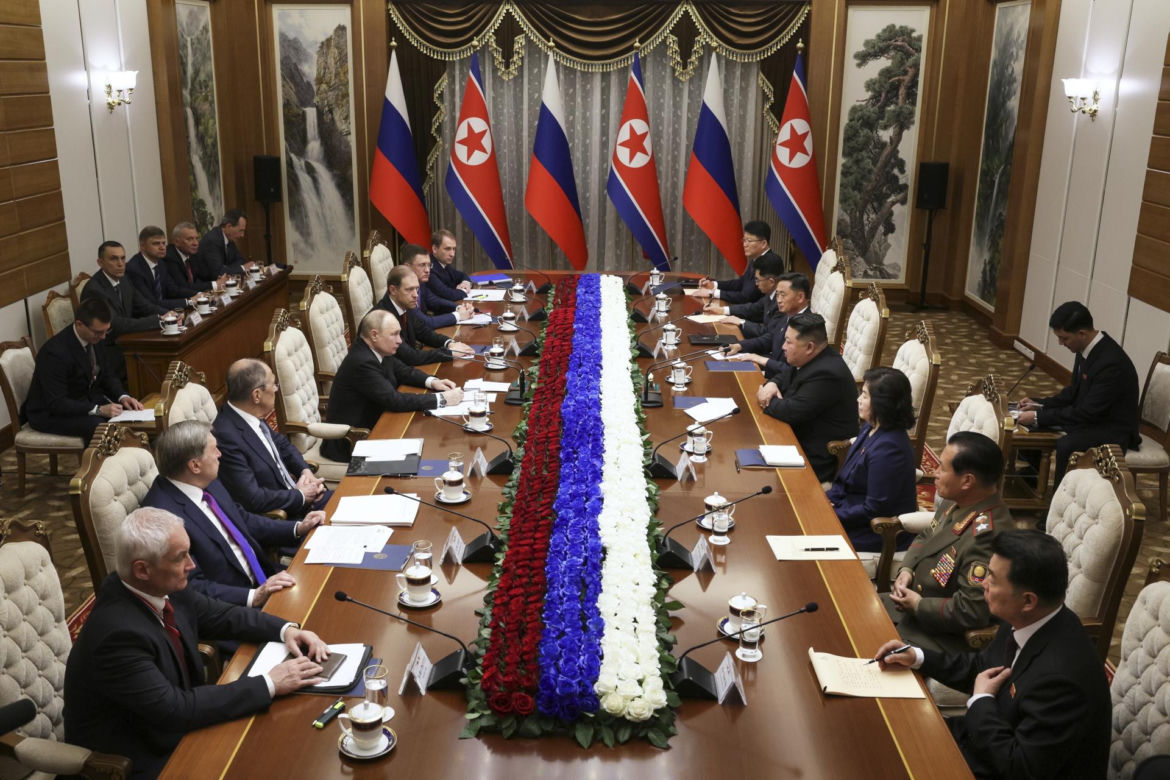 Putin w objęciach Kim Dzong Una! "Przyjacielska pogawędka"