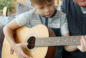 Pierwsza gitara dla dziecka. Kiedy zacząć naukę i jak dobrać rozmiar?