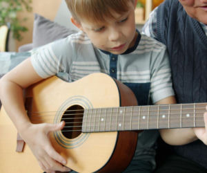 Pierwsza gitara dla dziecka. Kiedy zacząć naukę i jak dobrać rozmiar?