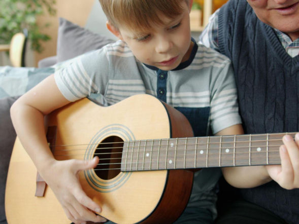 Pierwsza gitara dla dziecka. Kiedy zacząć naukę i jak dobrać rozmiar?