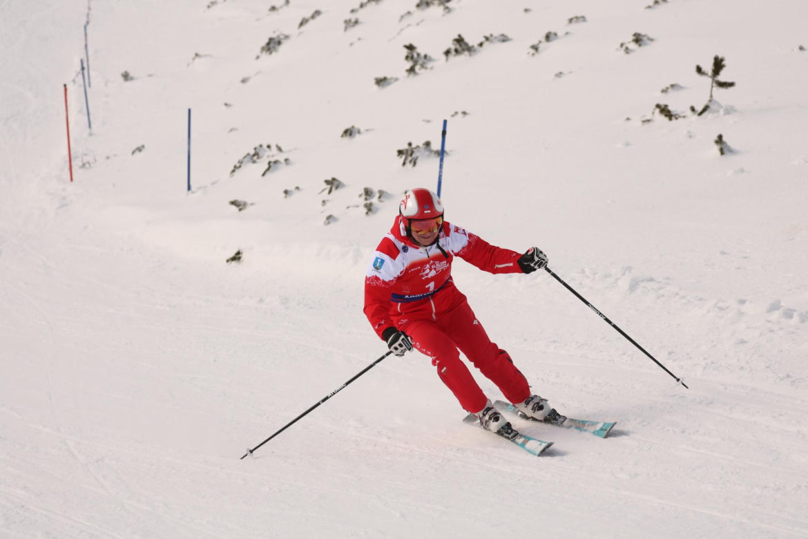 Prezydent Andrzej Duda podczas 10. edycji charytatywnych zawodów "12H Slalom Maraton Zakopane 2024" na Kasprowym Wierchu