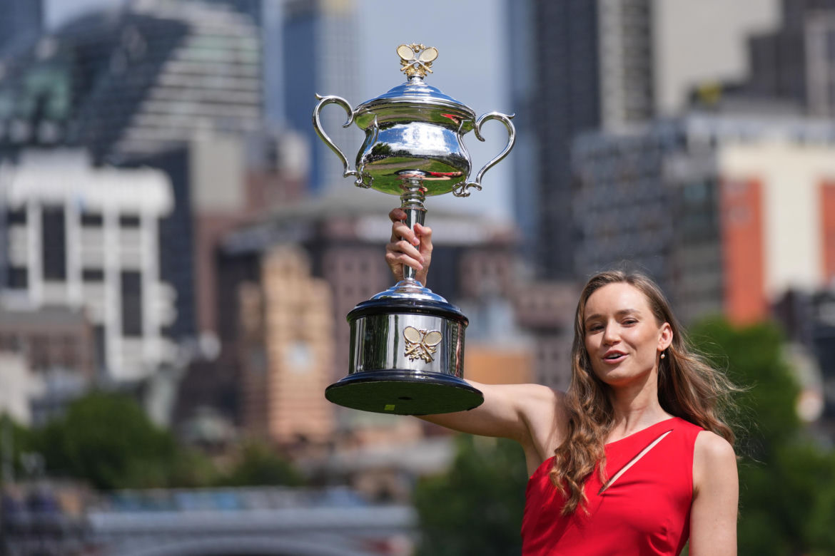 Jelena Rybakina, sesja z pucharem mistrzyni Australian Open