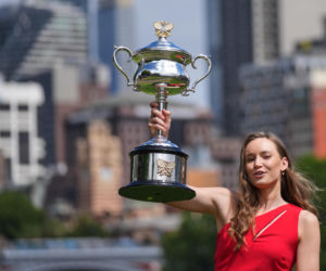 Jelena Rybakina, sesja z pucharem mistrzyni Australian Open