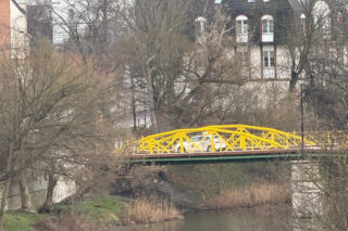 Żółty mostek w Opolu wciąż zaskakuje kierowców