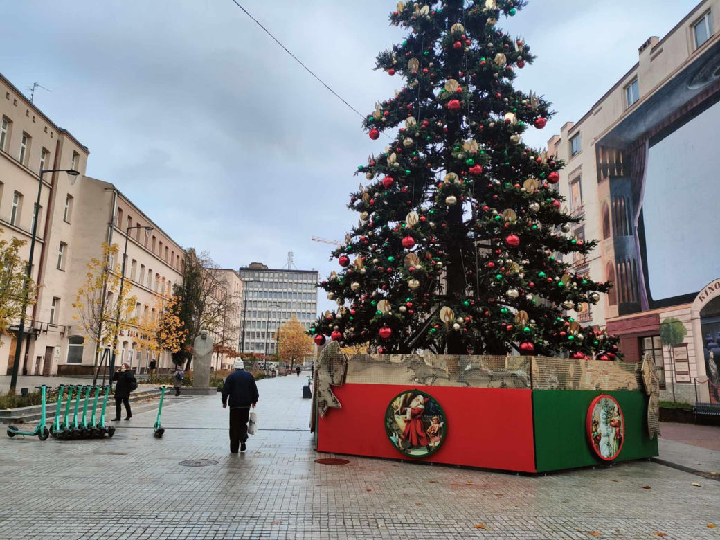 Łódź jest już gotowa na święta! Przy Piotrkowskiej stanęła wielka atrakcja [ZDJĘCIA]
