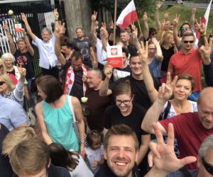 Protestujący na święcie policji w Legionowie