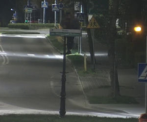 Szczecinek. Urządził sobie akrobacje na znakach drogowych. Wszystko nagrały kamery [ZDJĘCIA]