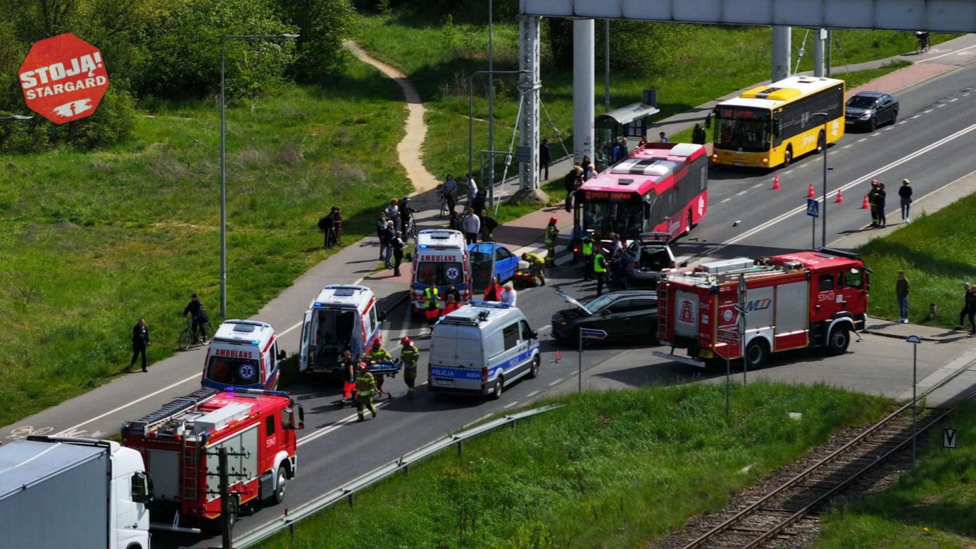 Stargard: 12 poszkodowanych po zderzeniu autobusu z samochodami. WIDEO z monitoringu