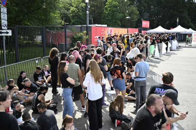 Fani i fanki czekają na System of a Down i Queens of the Stone Age! Zobacz zdjęcia spod PGE Narodowego