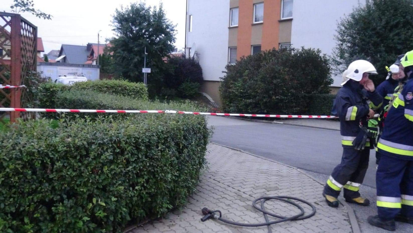 Znalazł w swojej piwnicy ogromny pocisk. Wyniósł go przed blok 