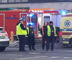 Śmigłowiec ratunkowy na placu Szembeka! Zderzenie samochodów, jeden z nich uderzył w kobietę i dziecko