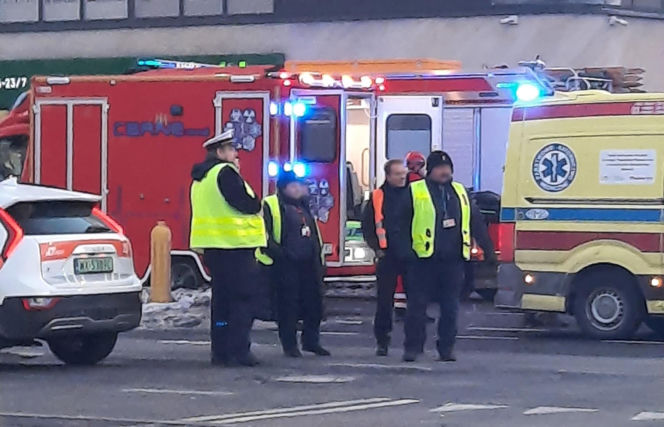 Śmigłowiec ratunkowy na placu Szembeka! Zderzenie samochodów, jeden z nich uderzył w kobietę i dziecko