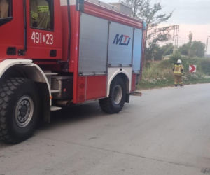 Poranne dachowanie w Wąchocku. Dwie osoby trafiły do szpitala