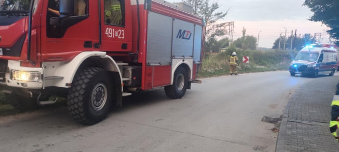 Poranne dachowanie w Wąchocku. Dwie osoby trafiły do szpitala