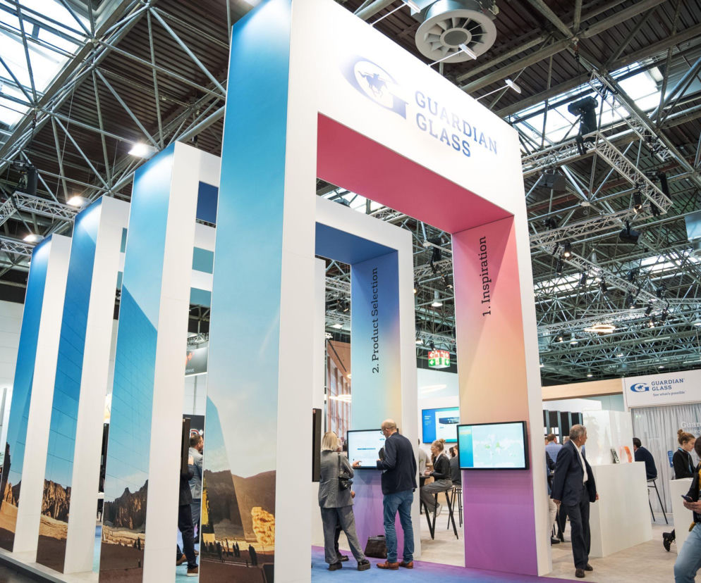 Nowoczesne stoisko targowe Guardian Glass w Düsseldorfie. O nowościach na targach glasstec 2026 przeczytasz na Muratordom.