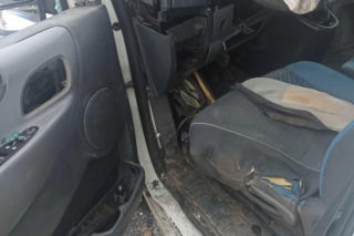 Roztrzaskał dostawczaka na drzewie. Gdy policjanci zajrzeli do bagażnika, zamarli