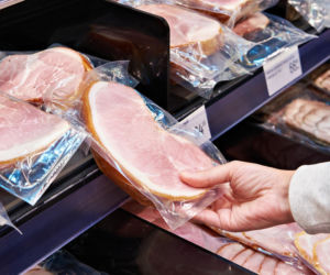 Ten składnik wędlin może zwiększać ryzyko raka o 1/3. Epidemiolog mówi, jakich produktów unikać w sklepie