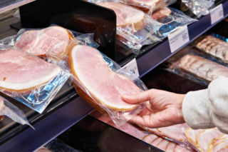 Ten składnik wędlin może zwiększać ryzyko raka o 1/3. Epidemiolog mówi, jakich produktów unikać w sklepie