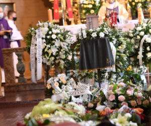 Pogrzeb prof. Leszka Miszczyka. Grób wybitnego lekarza utonął w kwiatach 