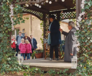 M jak miłość odc. 1918. Łukasz (Zbigniew Borek), Krysia (Hanna Mikuć), Magda (Anna Mucha), Lenka (Olga Cybińska), Hubert Buczak (Leon Hausner), Misiek (Aleksander Bożyk), bliźniaczki Emilka i Zuzia (Julia, Marcelina Kempka)