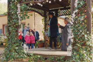 M jak miłość odc. 1918. Łukasz (Zbigniew Borek), Krysia (Hanna Mikuć), Magda (Anna Mucha), Lenka (Olga Cybińska), Hubert Buczak (Leon Hausner), Misiek (Aleksander Bożyk), bliźniaczki Emilka i Zuzia (Julia, Marcelina Kempka)
