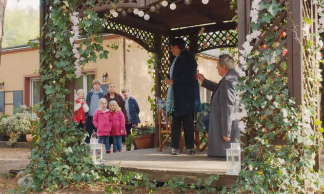 M jak miłość odc. 1918. Łukasz (Zbigniew Borek), Krysia (Hanna Mikuć), Magda (Anna Mucha), Lenka (Olga Cybińska), Hubert Buczak (Leon Hausner), Misiek (Aleksander Bożyk), bliźniaczki Emilka i Zuzia (Julia, Marcelina Kempka)