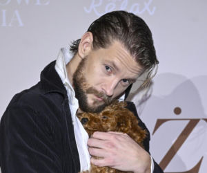 Sebastian Fabijański z pieskiem