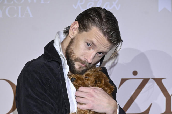 Sebastian Fabijański z pieskiem