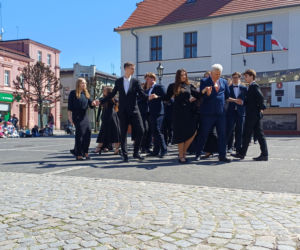 Polonez maturzystów z I LO na rynku w Ostrzeszowie