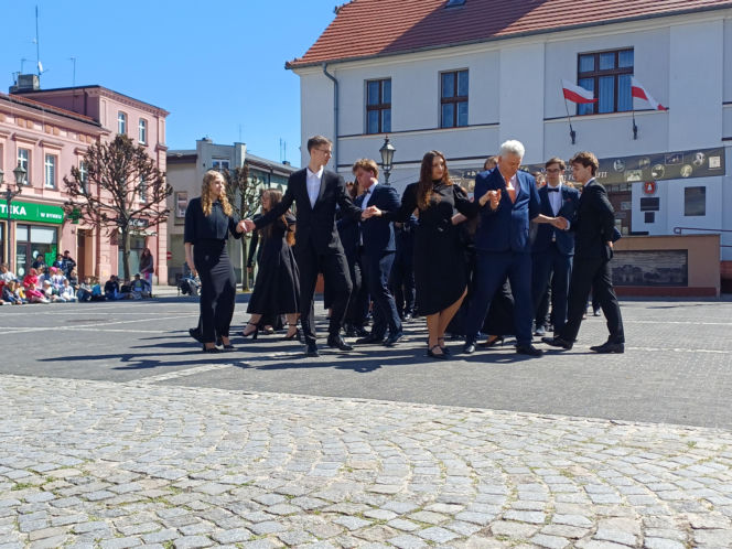 Polonez maturzystów z I LO na rynku w Ostrzeszowie