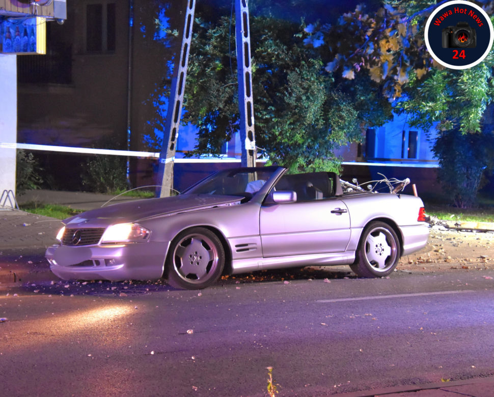 Drogowy horror w Kobyłce. Rozwalili kabriolet na słupie. Dwie osoby nie żyją