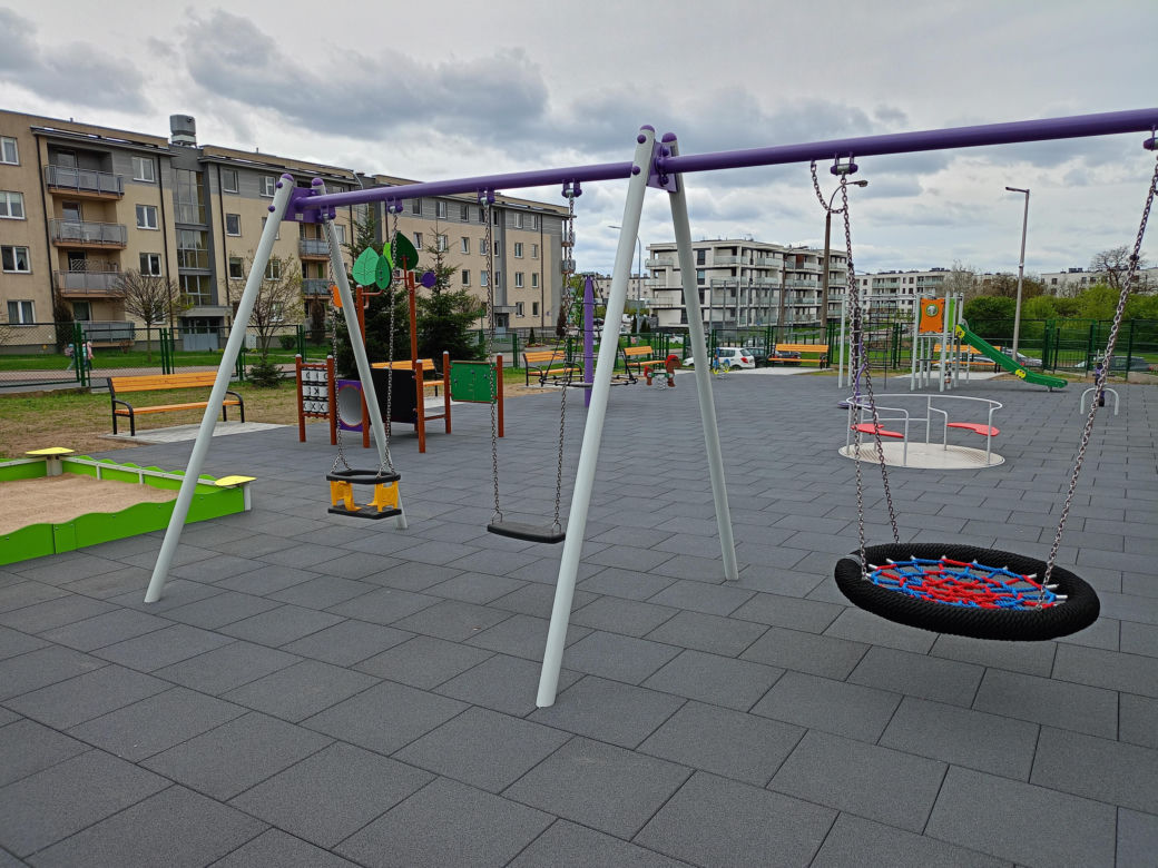 Nowy plac zabaw przy SP nr 8 w Siedlcach jest ogólnodostępny dla wszystkich mieszkańców miasta i dostosowany do potrzeb osób z niepełnosprawnością ruchową
