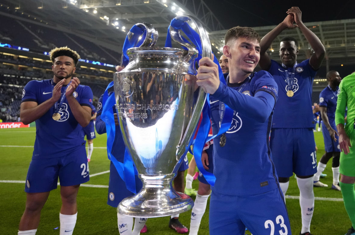 Piłkarze i kibice Chelsea Londyn świętują wygranie Ligi Mistrzów po zwycięstwie w finale 1:0 z Manchesterem City 