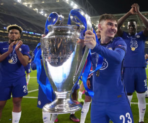 Piłkarze i kibice Chelsea Londyn świętują wygranie Ligi Mistrzów po zwycięstwie w finale 1:0 z Manchesterem City 