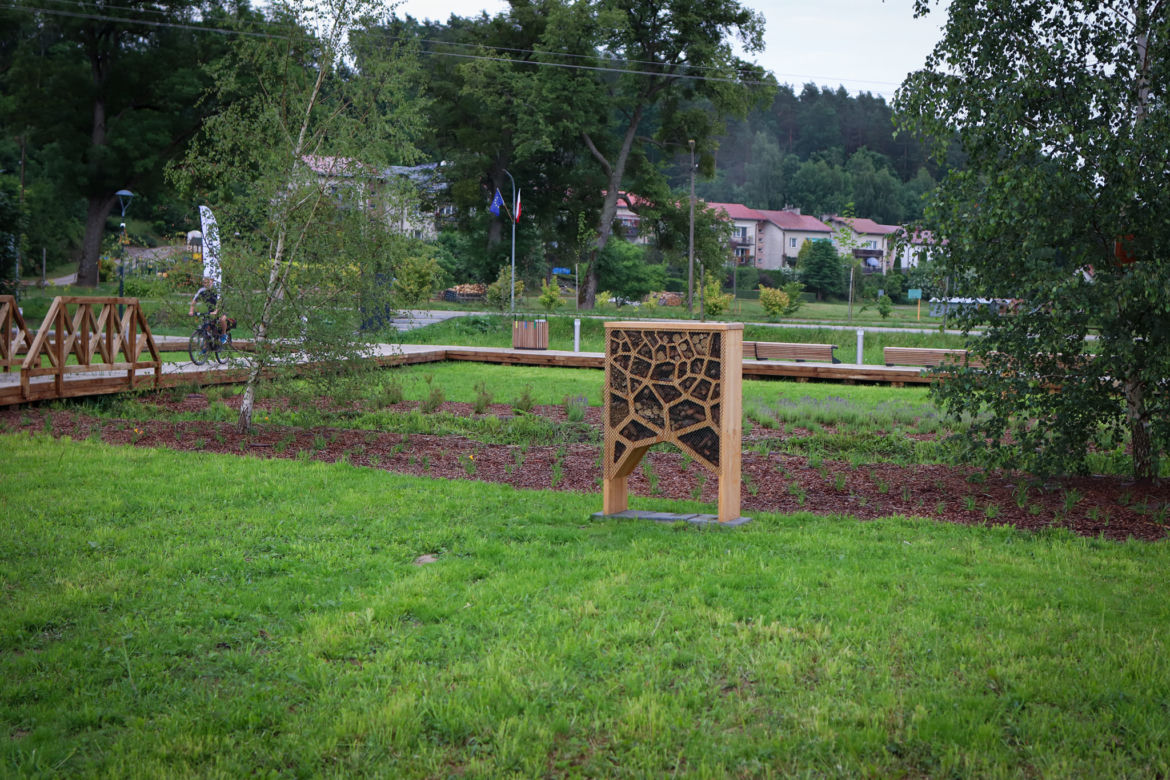 Nowa atrakcja w Bartążku. Nad jeziorem powstał AromaPark. Zobacz, jak wygląda!