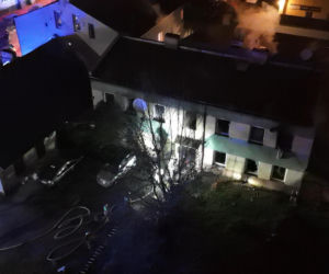 Pożar w Pruszkowie. Spłonęło mieszkanie, jedna osoba w szpitalu