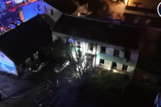 Pożar w Pruszkowie. Spłonęło mieszkanie, jedna osoba w szpitalu